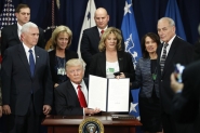 Trump assina ordem para construo de muro na fronteira dos EUA com o Mxico