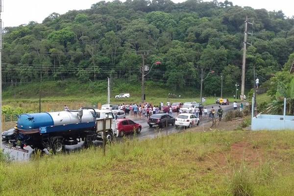 Opera��o recolhe armas artesanais e celulares com presos em Joinville