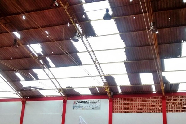 Telhado de empresa � arrancado por vento e atinge casas em Florian�polis