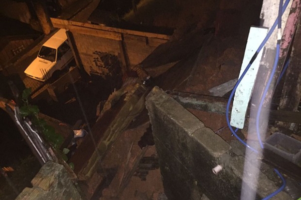 Jovem morre ap�s casa desmoronar em Florian�polis