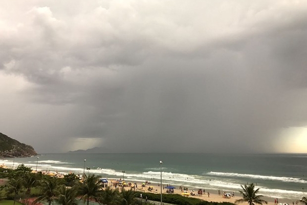 Com chuva, Fatma pede a banhistas que n�o entrem no mar em SC por 24h