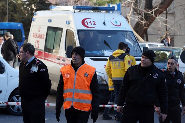 Homem armado faz refns em hospital de Istambul, diz imprensa