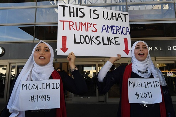 Juiz federal dos EUA determina que governo Trump permita entrada de imigrantes com vistos