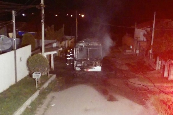 Fogo destr�i �nibus em Crici�ma