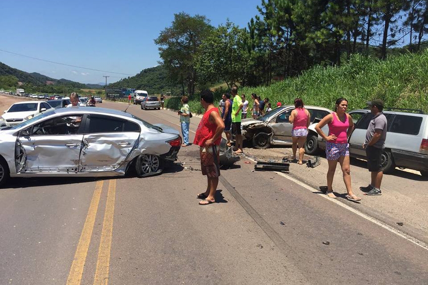 Duas crianças ficam feridas em acidente com quatro veículos na BR-470, em Gaspar