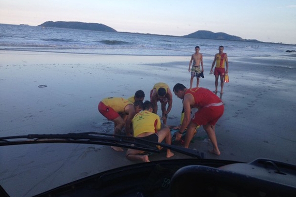Adolescente de 17 anos morre ap�s se afogar em praia de Itapo�