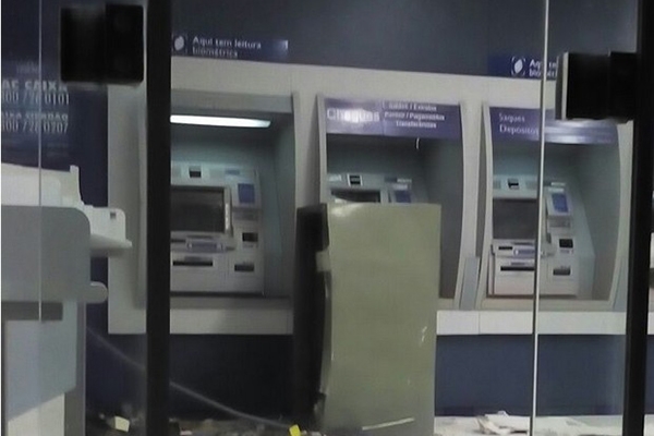 Quartel da PM � atingido a tiros e cofre de banco � explodido em Papanduva