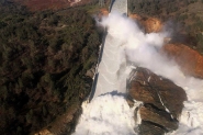 Risco de colapso em barragem na Califrnia provoca sada de mais de 188 mil pessoas