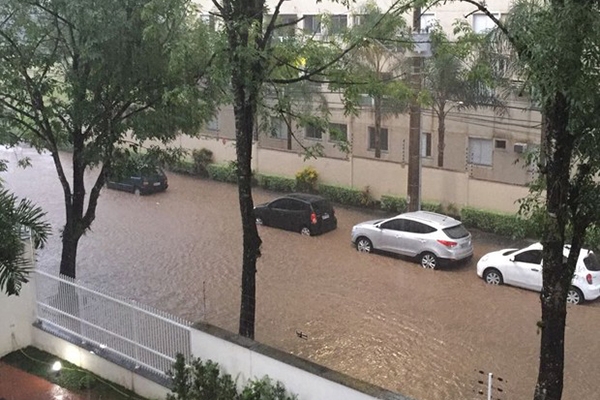Chuva alaga ruas de Joinville e escola tem in�cio das aulas transferido
