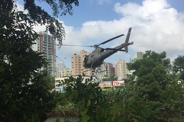 Ap�s roubar celular, jovem se joga em rio para tentar fugir em Joinville