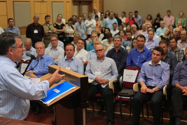 Colombo fala em mais bombeiros e  R$ 70 milh�es para cirurgias eletivas