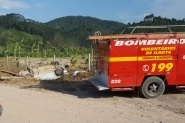 Veículo com quatro crianças e um adulto capota em Ilhota