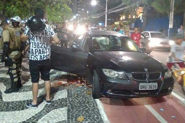 Dois carros s�o depredados ap�s festa de pr�-carnavalem Balne�rio Cambori�