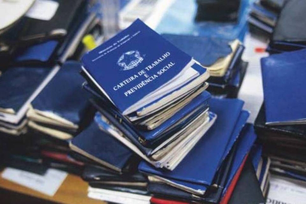 Desemprego fica em 12,6% no trimestre encerrado em janeiro