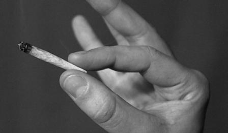 Tr�s pessoas s�o detidas com maconha ap�s fugirem de abordagem policial