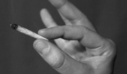 Três pessoas são detidas com maconha após fugirem de abordagem policial