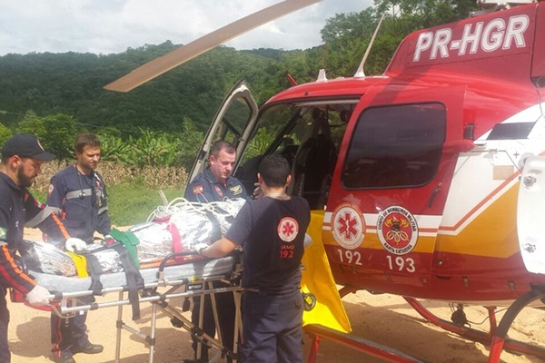 Ap�s se agredirem com faca, pai e filho sofrem acidente rumo a hospital