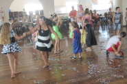 Crianças e adultos se divertem no carnaval da Sociedade Alvorada, em Gaspar