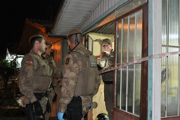 Casal � achado morto em resid�ncia, em Ca�ador