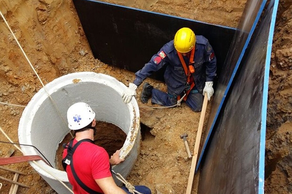 Ap�s 3 dias de trabalho, bombeiros retiram corpo de homem soterrado