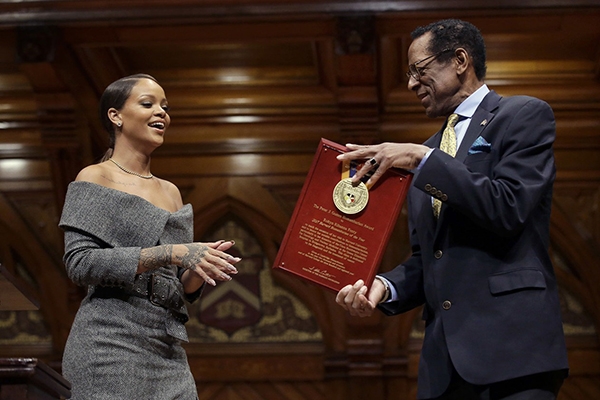 Rihanna recebe prmio de ativista do ano de 2017 pela Universidade de Harvard
