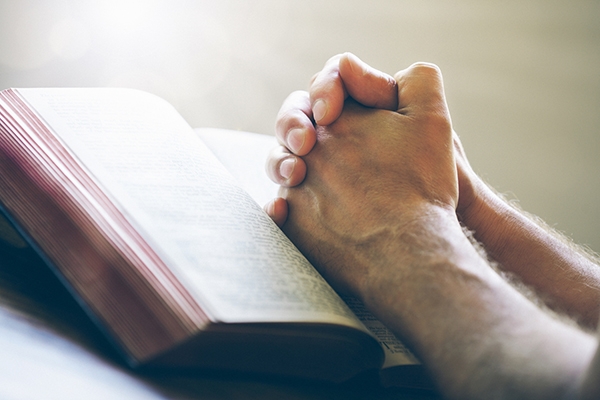 Dia da Oração: cristãos falam sobre conversar com Deus