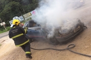 Incêndio em veículo furtado assusta moradores do bairro Macuco