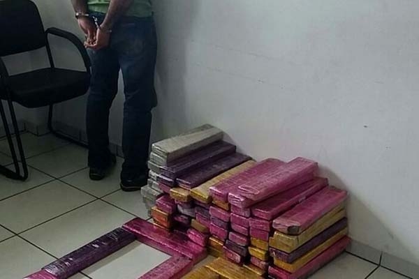 Homem � preso com 92 kg de maconha no porta-malas, na BR-101