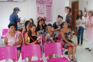 Bombeiros de Gaspar entregam rosas na Rede Feminina