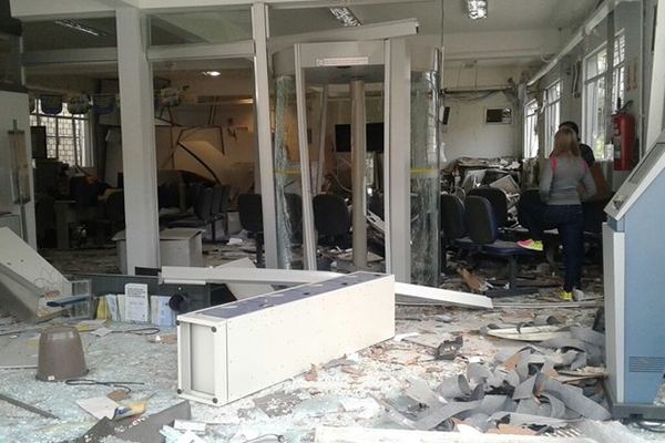 Criminosos explodem dois bancos simultaneamente em Salto Veloso