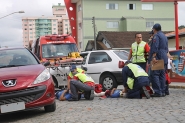 Pai e filho ficam feridos em acidente entre carro e moto no Centro