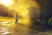 Caminhões colidem e pegam fogo em Ilhota
