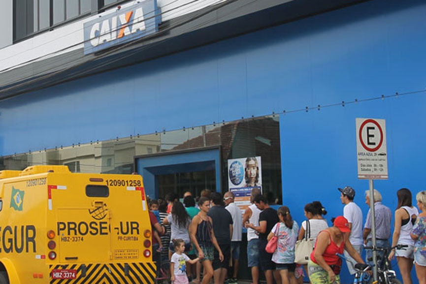 Primeiro dia de saque de FGTS de contas inativas causa aglomera��o na Caixa Econ�mica