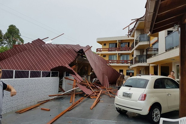 Vendaval destelha casas, UPA e pousada na Grande Florian�polis