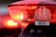 Bandidos abordam vítima e fogem levando celular e corrente