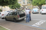 Ditran apreende carro e multa taxista clandestino no Centro de Gaspar