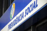 Comunidade se reúne na escadaria da Igreja Matriz para protestar contra Reforma da Previdência