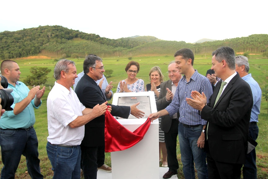 Governador Raimundo Colombo inaugura asfalto do bairro Macuco, em Gaspar
