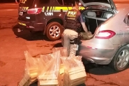 PRF apreende 76 kg de maconha em carro e garoto com coca�na na cal�a