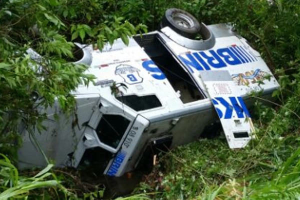 Carro forte capota em barranco da SC-110 em Rodeio