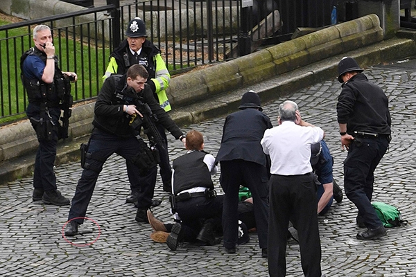 Testemunha diz que autor de ataque foi alvejado quando corria em direo ao Parlamento britnico