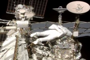 Dois astronautas da Estao Espacial Internacional caminham no espao