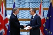 Brexit: Reino Unido entrega carta e d incio  sada da Unio Europeia