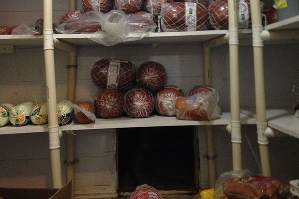 Fundo falso de c�mera fria em SC tinha 1,6 toneladas de frios vencidos