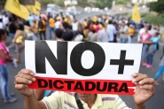 Governo da Venezuela enfrenta protesto e nega 'golpe de estado'