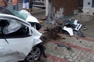 Carro bate em poste no Centro de Ilhota