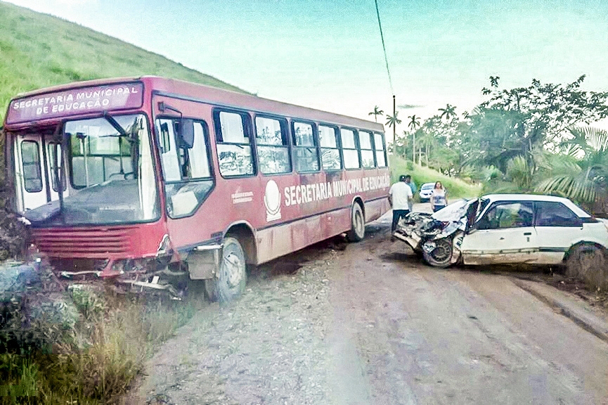 Ônibus com 20 estudantes se envolve em acidente em Ilhota