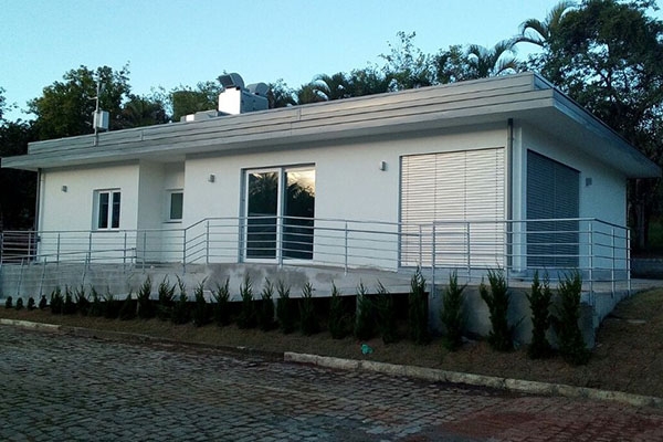 Casa de madeira � erguida sem uso de pregos em Blumenau