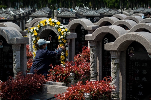 China promove enterros 'ecolgicos' como soluo para falta de espao