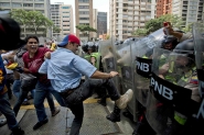 Foras de segurana da Venezuela entram em confronto com manifestantes